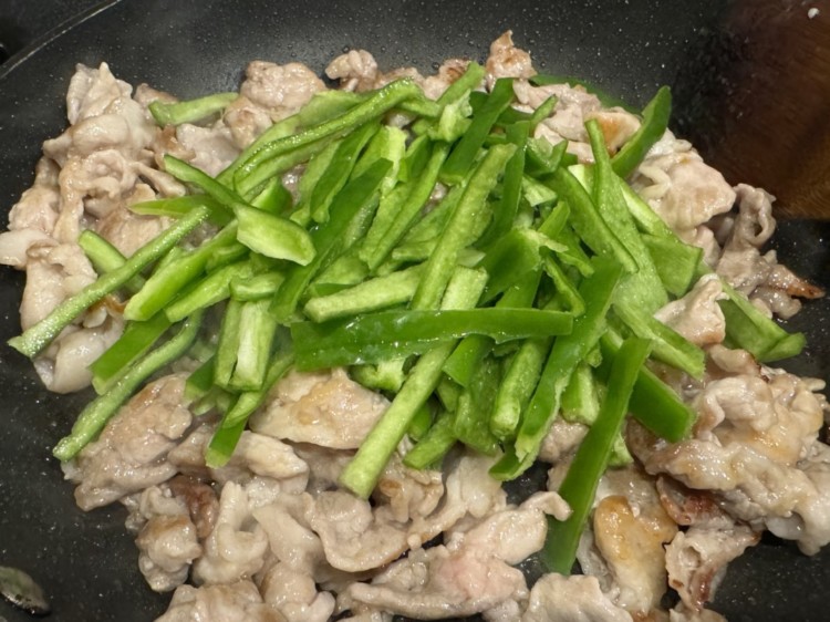 塩チンジャオロースの作り方　フライパンで炒める