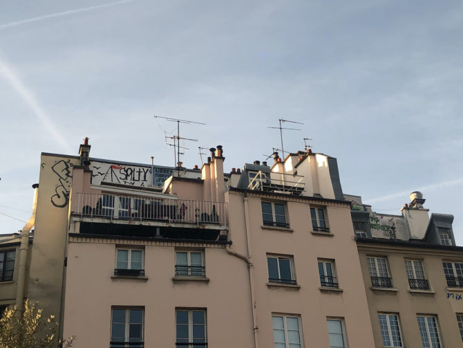 パリのアパルトマンの屋根