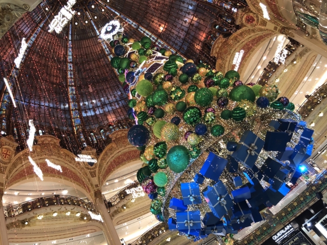 パリ：ギャラリーラファイエットのクリスマスツリー